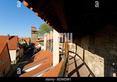 Parete della città con la difesa a piedi, al Reimlinger Tor gate, Noerdlingen in Noerdlinger Ries regione, Svevia, Baviera, Germania, Foto Stock