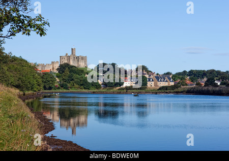 Warkworth Castello e borgo, dalle rive del fiume Coquet, Northumbria Regno Unito Foto Stock