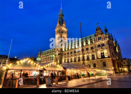 Villaggio del vino sul mercato di Rathaus ad Amburgo, Germania, Europa Foto Stock