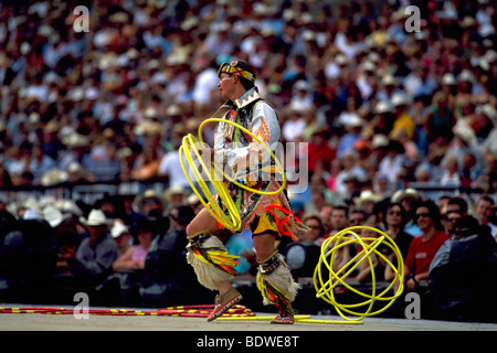 Native American Indian Hoop ballerino, Hoop performance di danza, Calgary Stampede Rodeo, Calgary, AB, Alberta, Canada Foto Stock