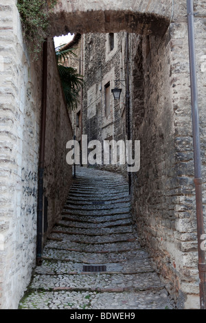 Bellissima porta medievale nel villaggio di spoleto, Umbria, Italia, Europa Mediterranea, UE Foto Stock