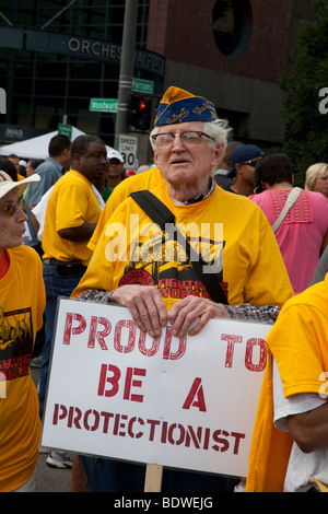 Detroit, Michigan - un pensionato lavoratore auto supporta le restrizioni agli scambi commerciali presso la parata del giorno del lavoro. Foto Stock