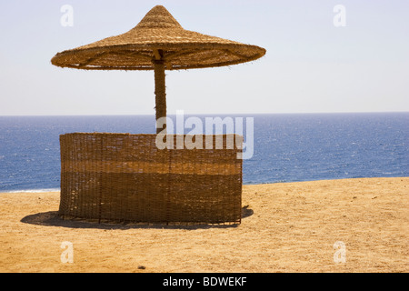 Un ombrellone sulla spiaggia del Mar Rosso a Marsa Alam, Egitto, Africa Foto Stock