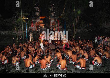 Kecak Dance in Ubud, Bali, Indonesia, sud-est asiatico Foto Stock