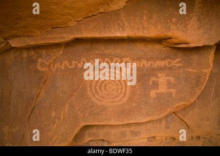 Incisioni rupestri scolpite in aree protette di Petroglyph Canyon adornano le pareti del Parco Nazionale di Zion. Utah. Foto Stock