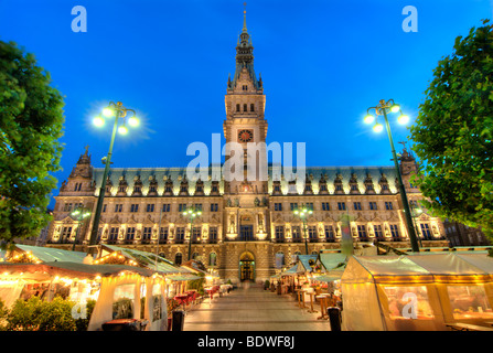 Villaggio del vino sul mercato di Rathaus ad Amburgo, Germania, Europa Foto Stock