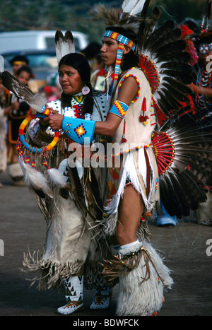 Nativi americani danzatori indiani nel tradizionale Regalia a Pow Wow su una Riserva Indiana Foto Stock