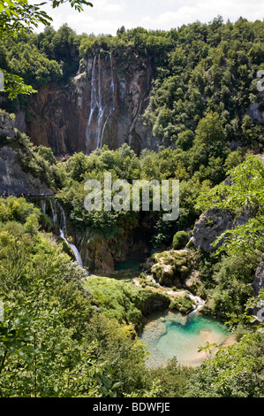 Cascata più alta di Croazia presso i Laghi di Plitvice, il Parco Nazionale dei Laghi di Plitvice, Croazia, Europa Foto Stock