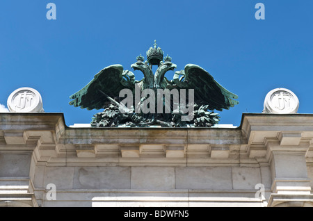 Double Eagle sul cancello di ingresso al Burggarten castello imperiale giardino del palazzo imperiale Hofburg di Vienna in Austria Foto Stock