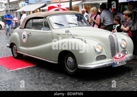 V8 BMW 501 Cabriolet 1956, 2000 km durch Deutschland rally 2009, 2000 km attraverso la Germania 2009, Schwaebisch Gmuend, Baden-Wuertt Foto Stock