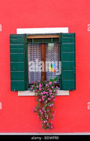 Dipinto luminosamente casa rossa sull isola di Burano nella laguna di Venezia, Venezia, Veneto, Italia, Europa Foto Stock