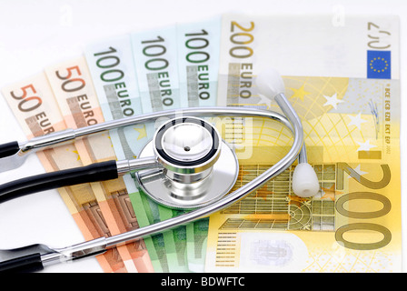 Lo stetoscopio e banconote, immagine simbolica per spese mediche, health fund Foto Stock