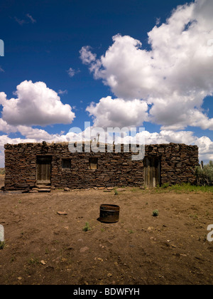 Un vecchio ranch di pietra casa sorge come un western icona alla dura vita del West americano. Foto Stock