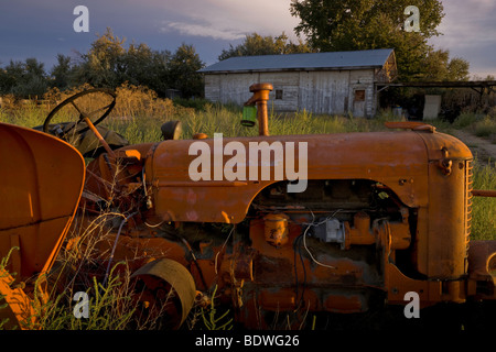 Un trattore si siede come un promemoria della fuga di stile di vita degli agricoltori americani. Foto Stock