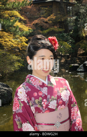 Donna Giapponese che indossa una molla kimono al Cherry Blossom Festival nel Parco Maruyama a Kyoto, Giappone, Asia orientale, Asia Foto Stock