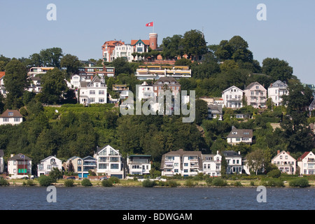 Vista sul Suellberg collina che si affaccia sul fiume Elba nel sobborgo di Blankenese di Amburgo, Germania, Europa Foto Stock