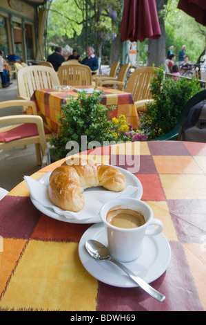 Espresso, croissant, colazione, Merano, Trentino, Alto Adige, Italia, Europa Foto Stock