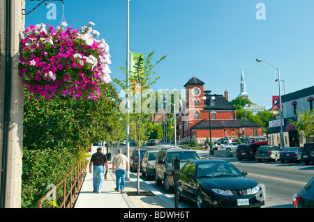 Kenora, Ontario main street con fiori, pali della luce e del traffico. Foto Stock