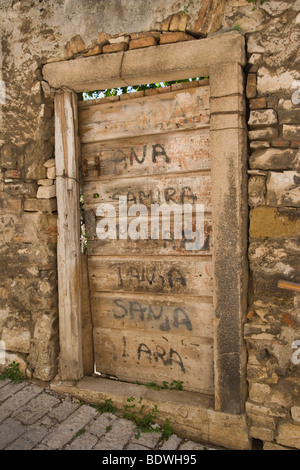 La porta di Uspon Svetog Franje Asiskog Street, Pola, Istria, Croazia, Europa Foto Stock