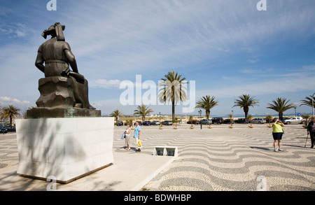 Memoriale di 'Henry il marittimo' Infante Dom Henrique, 1460-1960, turisti e palme, Lagos, Algarve, Portogallo, Europa Foto Stock