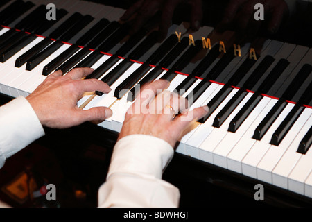 Le mani a suonare il piano Foto Stock