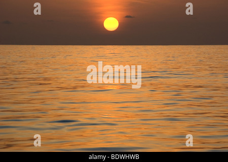 Tramonto sul mare calmo, San Pietro e San Paolo le rocce, Brasile, Oceano Atlantico Foto Stock