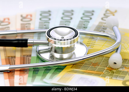 Lo stetoscopio e banconote, immagine simbolica per spese mediche, health fund Foto Stock