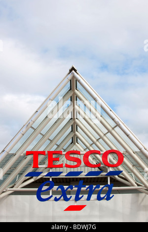 Segno su un Tesco Extra store nel Galles del Nord in entrambe il gallese e inglese Foto Stock