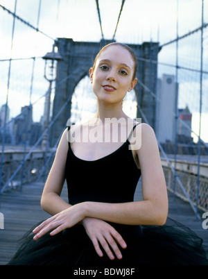 New York immaginazione, ballerina danze a Ponte di Brooklyn Foto Stock