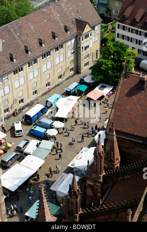 Vista da Friburgo Minster sulla città e il mercato di Freiburg im Breisgau, foresta nera, Baden-Wuerttemberg, Germania, e Foto Stock