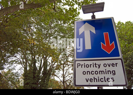 British priorità su veicoli che sopraggiungono cartello stradale Foto Stock