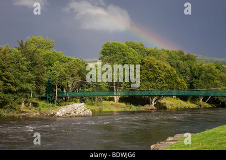 Il Footbridge e rainbow oltre fiume Tay in ondata, a Pitlochry, Tayside, Scotland, Regno Unito Foto Stock