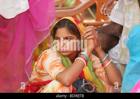 Giovane donna indiana, Pushkar Mela, Pushkar, grandi bovini e mercato di cammelli, Rajasthan, India settentrionale, Asia Foto Stock