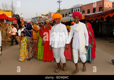 Famiglia indiana, Pushkar Mela, Pushkar, grandi bovini e mercato di cammelli, Rajasthan, India settentrionale, Asia Foto Stock