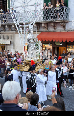 Processione di strada, la cavalcata di sant Oronzo, Piazza della Liberta, Città Vecchia, Ostuni, provincia di Brindisi Regione Puglia, Italia Foto Stock