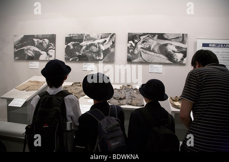 In Giappone il Museo Memoriale della Pace di Hiroshima. I bambini per la visualizzazione di immagini dei postumi della bomba atomica. Foto Stock