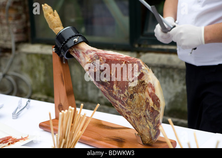 Il Prosciutto sul tavolo. Lo Chef desidera tagliare Foto Stock