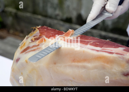 Il Prosciutto sul tavolo. Lo Chef desidera tagliare Foto Stock