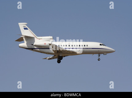 Forza Aerea Italiana Dassault Falcon 900EX VIP a getto di trasporto aereo in volo Foto Stock