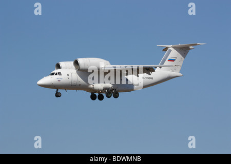 Un Antonov-74 STOL (breve decollo e atterraggio) cargo jet su approccio Foto Stock