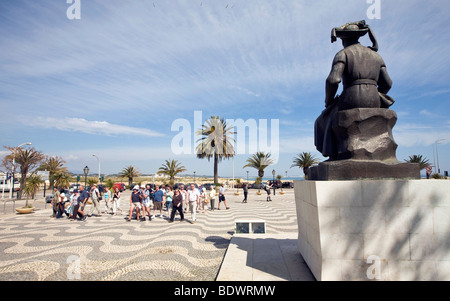 Memoriale di 'Henry il marittimo' Infante Dom Henrique, 1460-1960, turisti e palme, Lagos, Algarve, Portogallo, Europa Foto Stock