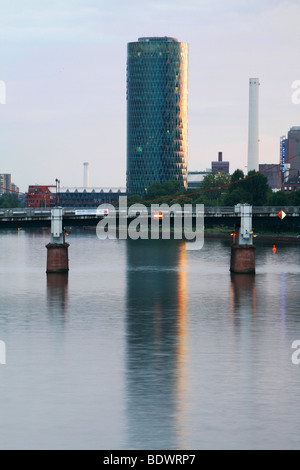 Il fiume principale in atmosfera serale visto di Eiserner Steg bridge, Francoforte Hesse, Germania, Europa Foto Stock