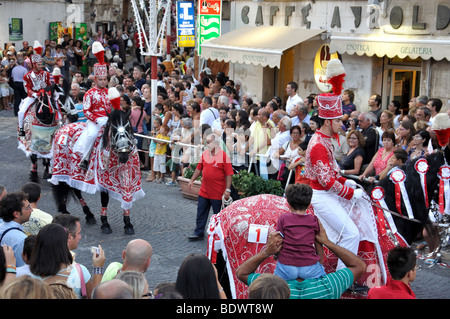 Processione di strada, la cavalcata di sant Oronzo, Piazza della Liberta, Città Vecchia, Ostuni, provincia di Brindisi Regione Puglia, Italia Foto Stock