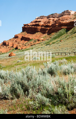 Vista delle scogliere rosse lungo il Chief Joseph Scenic Byway in Wyoming. Foto Stock