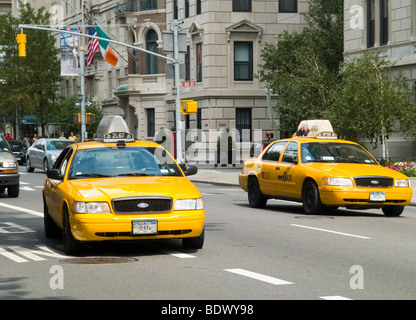 Giallo New York City Cabs sulla Upper West Side di New York City, Stati Uniti d'America Foto Stock