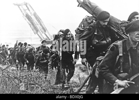 6 Giugno 1944 - British primo segnale Commando Brigata entroterra di testa dopo lo sbarco nei pressi di Ouistreham sul D-Day. Nota ponte serbatoio di posa Foto Stock