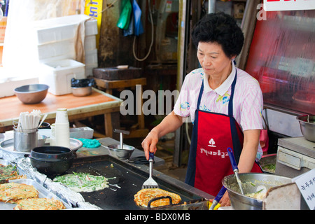 Il coreano Pajeon Pancake o venditore in Seoul COREA DEL SUD Foto Stock