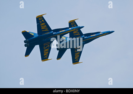 Due membri della US Navy Blue Angels squadrone dimostrativo battenti Boeing F/A-18 Hornet jet da combattimento in stretta formazione. Foto Stock