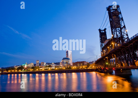 Il ponte in acciaio e lo skyline di Portland, Oregon sul fiume Willamette Foto Stock