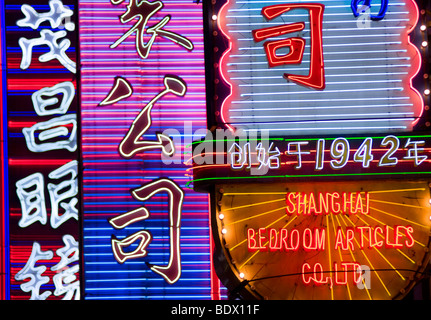 Luci al neon colorate segni su Nanjing Road Shanghai China 2009 Foto Stock